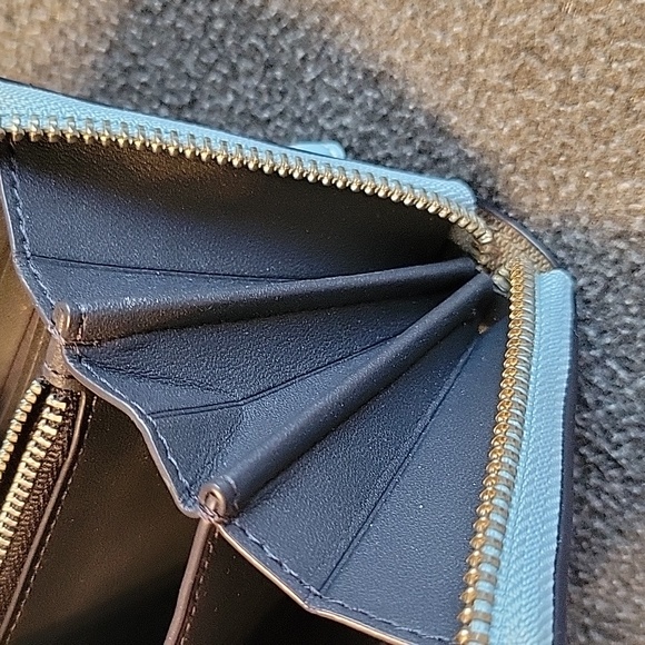 Coach signature C tan & baby blue zip wallet w/detachable wrist strap...EUC - Picture 9 of 10